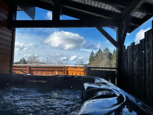 Un balcón o terraza en Chalet avec jacuzzi privé, vue sur les Vosges
