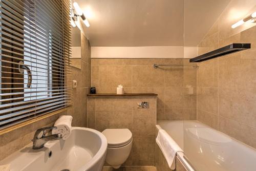 une salle de bain avec une baignoire, des toilettes et un lavabo dans l'établissement La Tramousse - - Alpes Travel - Chamonix Centre - Sleeps 6, à Chamonix-Mont-Blanc