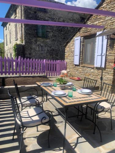 einen Tisch und Stühle auf einer Terrasse mit einem Zaun in der Unterkunft Casetta Ai Fiassoni in Parma