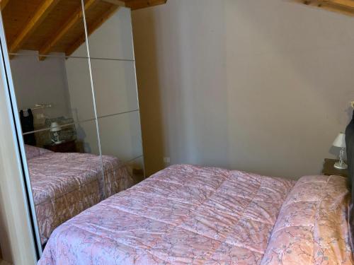 1 Schlafzimmer mit 2 Betten in einem Zimmer in der Unterkunft Casetta Ai Fiassoni in Parma