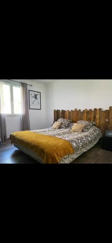 une chambre avec un lit avec une couverture dessus dans l'établissement Maison individuelle avec extérieur et piscine, à Bagnols-sur-Cèze