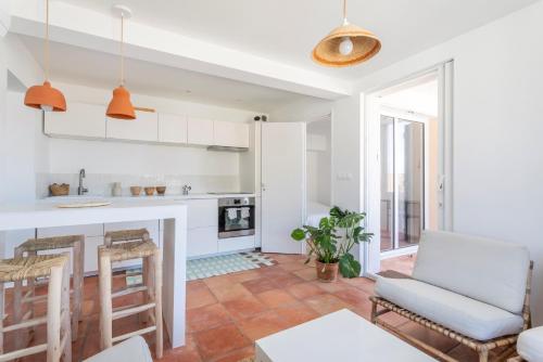 une cuisine et un salon avec un canapé et une table dans l'établissement Soooo Goudes * Vue mer * Luxe * Confort * Calme, à Marseille