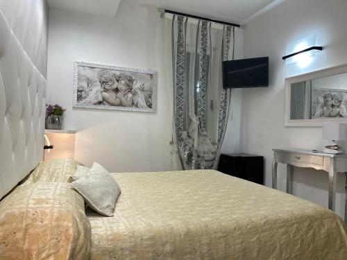 a bedroom with a bed and a television in it at Affittacamere 4 bassotti in Monterosso al Mare