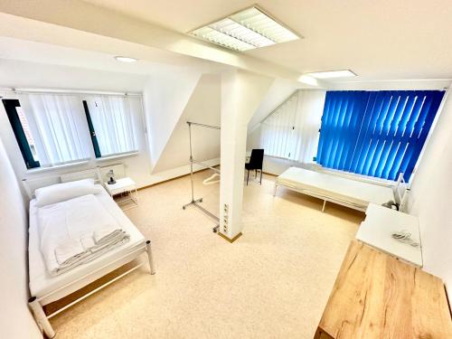 ein Krankenhauszimmer mit 2 Betten und einem Tisch in der Unterkunft Moderne Location für 12 Gäste in Top-City-Lage in Wolfsburg