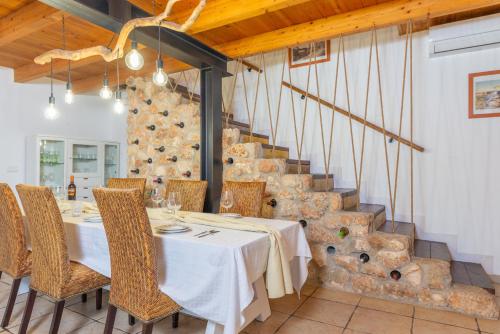 a dining room with a table and chairs at Can Rosillo in Llucmajor