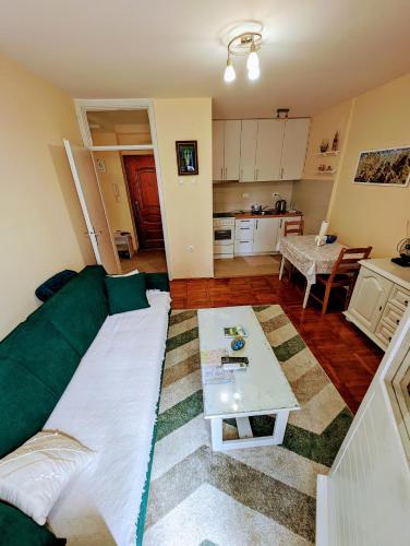 een woonkamer met een bank en een tafel bij Dwell well in Mostar in Mostar