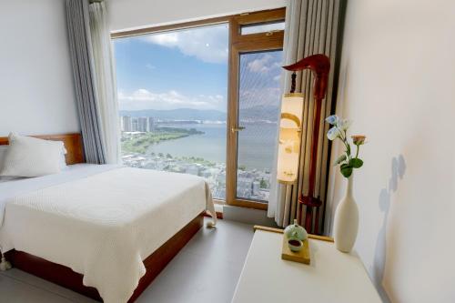 a bedroom with a bed and a large window at Dali Dare Sea View Gueshouse in Dali