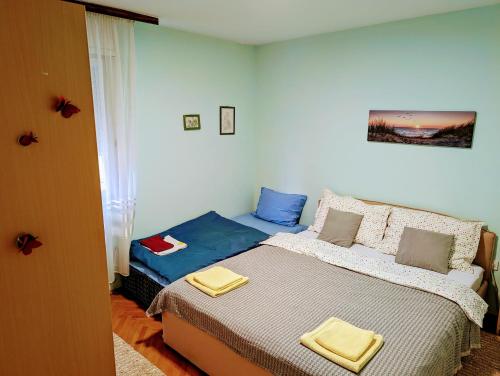 ein Schlafzimmer mit einem Bett mit zwei Handtüchern darauf in der Unterkunft Dwell well in Mostar in Mostar