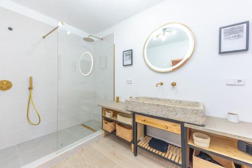 a bathroom with a sink and a shower at Can Rosillo in Llucmajor