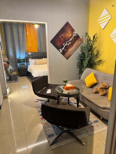 een woonkamer met een bank en een tafel bij شقة روز تايم in Al Ain