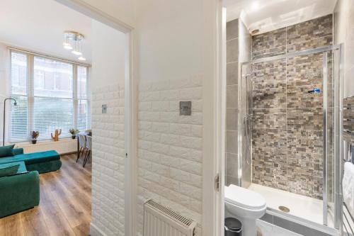 Kylpyhuone majoituspaikassa Notting Hill Retreat 2 Bedroom