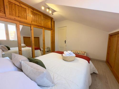 1 Schlafzimmer mit 2 Betten und einem Korb mit Handtüchern in der Unterkunft El Alba - 30602 in Somo