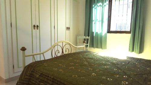 Giường trong phòng chung tại Charming Spanish Villa