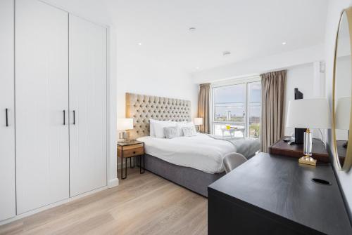 pokój hotelowy z łóżkiem i oknem w obiekcie Austin David Executive ExCeL w Londynie