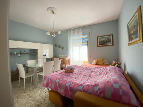 蒙特薩爾基奧的住宿－Appartamento Nonna Ida，一间卧室设有一张床和一间用餐室