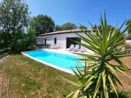 une villa avec piscine et une maison dans l'établissement Villa camille piscine chauffée proche pont d'arc, à Saint Alban Auriolles