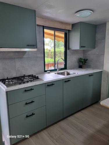 uma cozinha com um fogão, um lavatório e uma janela em Chalet La Dolce Vita Viareggio em Viareggio
