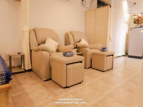 sala de estar con 2 sillas y taburete en Super OYO Capital O 564 Nature Boutique Hotel en Bangkok