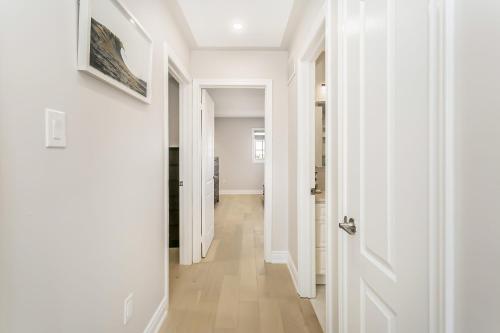 Galeriebild der Unterkunft Pristine Pet & Smoke Free 4-Bedroom home near Canada's Wonderland in Vaughan