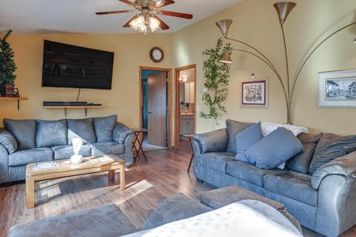 Posezení v ubytování Lake Wissota Home with Private Dock and Fire Pit!