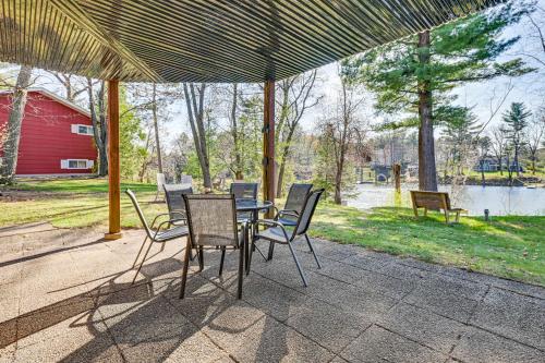 Zahrada ubytování Lake Wissota Home with Private Dock and Fire Pit!