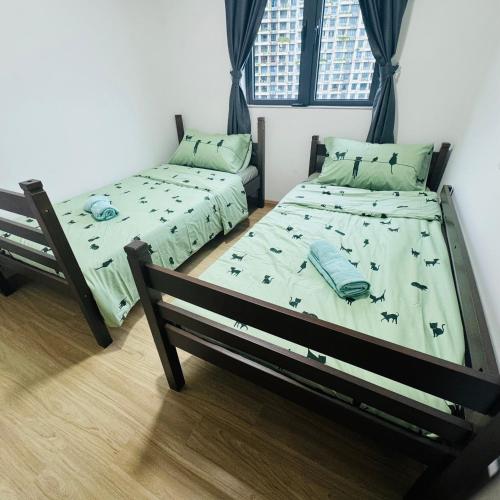 Katil atau katil-katil dalam bilik di Cozy 2B1R 6pax Condo Forest City 3A-1609