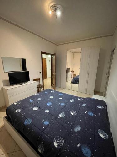 Appartamento a Andora في مارينا دا اندورا: غرفة نوم بسرير كبير وتلفزيون
