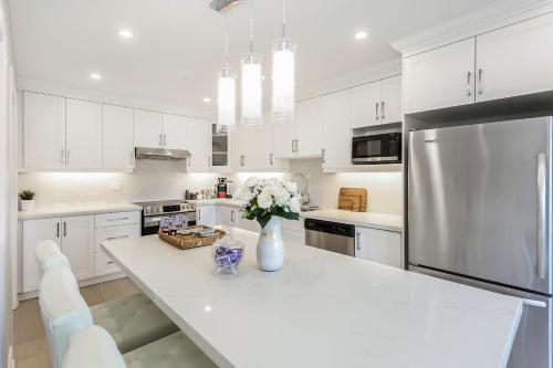 Küche/Küchenzeile in der Unterkunft Pristine Pet & Smoke Free 4-Bedroom home near Canada's Wonderland