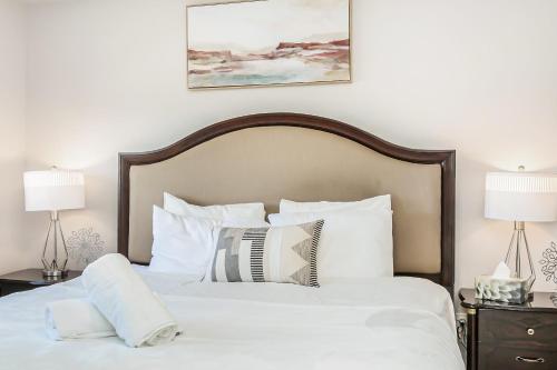 Ein Bett oder Betten in einem Zimmer der Unterkunft Pristine Pet & Smoke Free 4-Bedroom home near Canada's Wonderland
