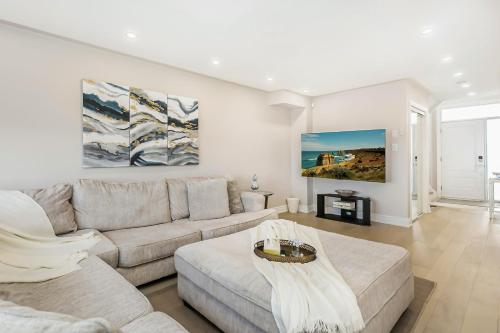 Ein Sitzbereich in der Unterkunft Pristine Pet & Smoke Free 4-Bedroom home near Canada's Wonderland
