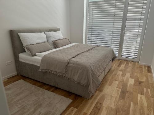 Кровать или кровати в номере Luxusný apartmán -ASTRO