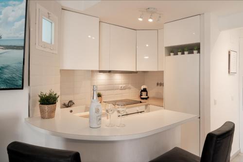 une cuisine avec des placards blancs et un comptoir dans l'établissement Penthouse*5min from beach, à Marbella
