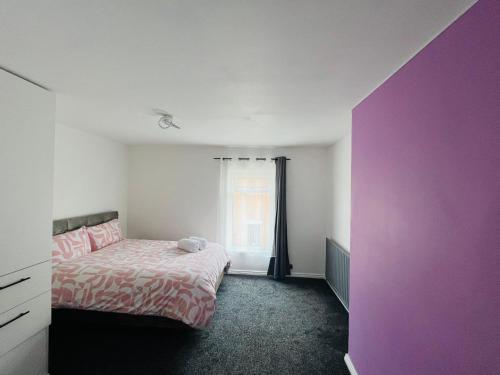 Postel nebo postele na pokoji v ubytování Cosy house with floating beds in Belfast
