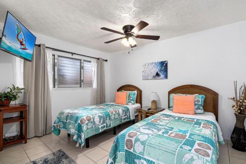 En eller flere senge i et værelse på Keauhou Surf & Racquet Townhouse #36