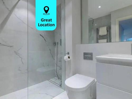 y baño con ducha, aseo y lavamanos. en Chic Urban Haven 3BR Flat in Clarendon Court, en Londres