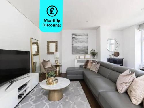 sala de estar con sofá y TV en Chic Urban Haven 3BR Flat in Clarendon Court, en Londres