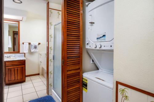 ein Badezimmer mit einem Waschbecken, einer Waschmaschine und einem Trockner in der Unterkunft Kahaluu Bay Villas 304 in Kailua-Kona