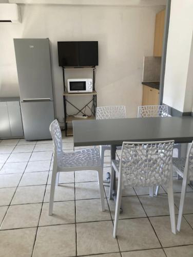 une cuisine avec une table et des chaises dans une cuisine dans l'établissement Résidence Graziella appartement 310, à Juan-les-Pins