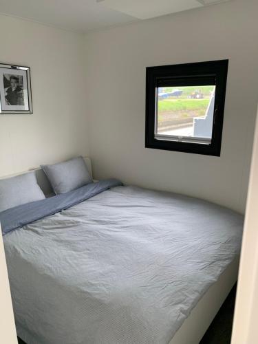 uma cama num quarto com um espelho na parede em EVASION em Nieuwpoort