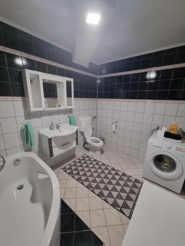 Koupelna v ubytování Doboj Apartman