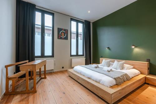 sypialnia z dużym łóżkiem i biurkiem w obiekcie Charming urban retreat 15 Minutes from Central Station w Antwerpii