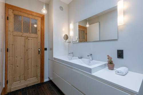 uma casa de banho com um lavatório e um espelho em Charming urban retreat 15 Minutes from Central Station em Antuérpia
