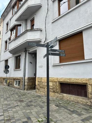 a street sign in front of a building at Cluj Downtown Accomodation in Cluj-Napoca