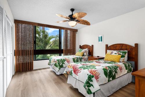 1 dormitorio con 2 camas y ventilador de techo en Keauhou Kona Surf & Racquet Club #5-202 en Kailua-Kona