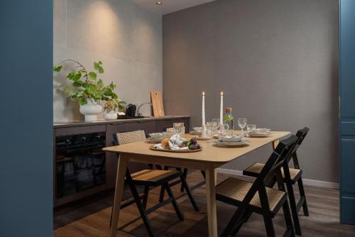 tavolo da pranzo con sedie e candele di Garden Suites a Roma