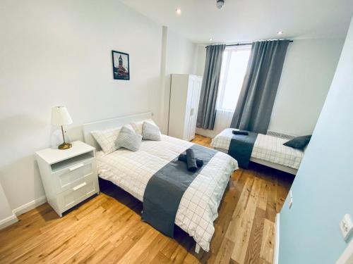 Un pat sau paturi într-o cameră la 2 Bed Flat - 2 Bath - 15 min Camden Town