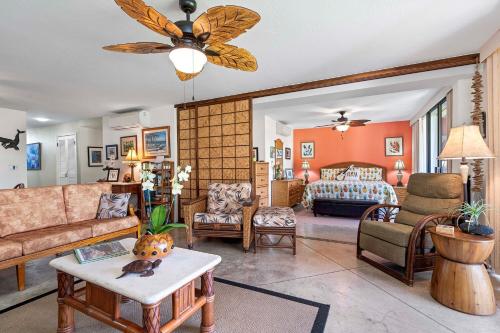 sala de estar con sofá y cama en Keauhou Kona Surf & Racquet Club#7-102 "Honu Hale", en Kailua-Kona