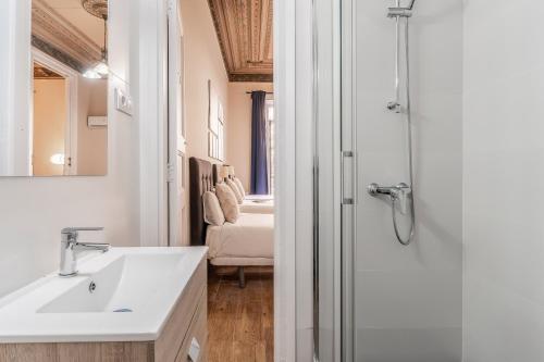 AB Bruc City Center في برشلونة: حمام مع حوض ودش