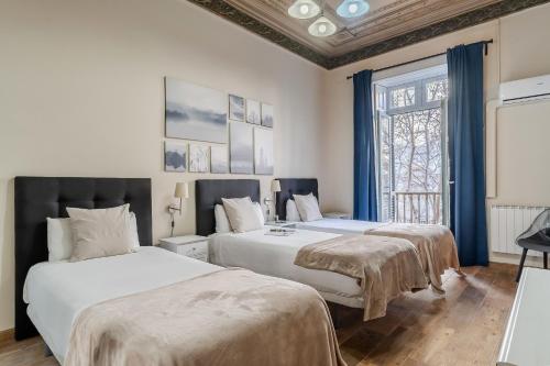 AB Bruc City Center في برشلونة: غرفة نوم بها سريرين ونافذة