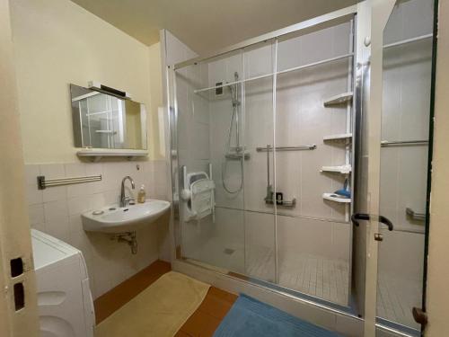 y baño con ducha, aseo y lavamanos. en Double room in Beautiful apartment, en París